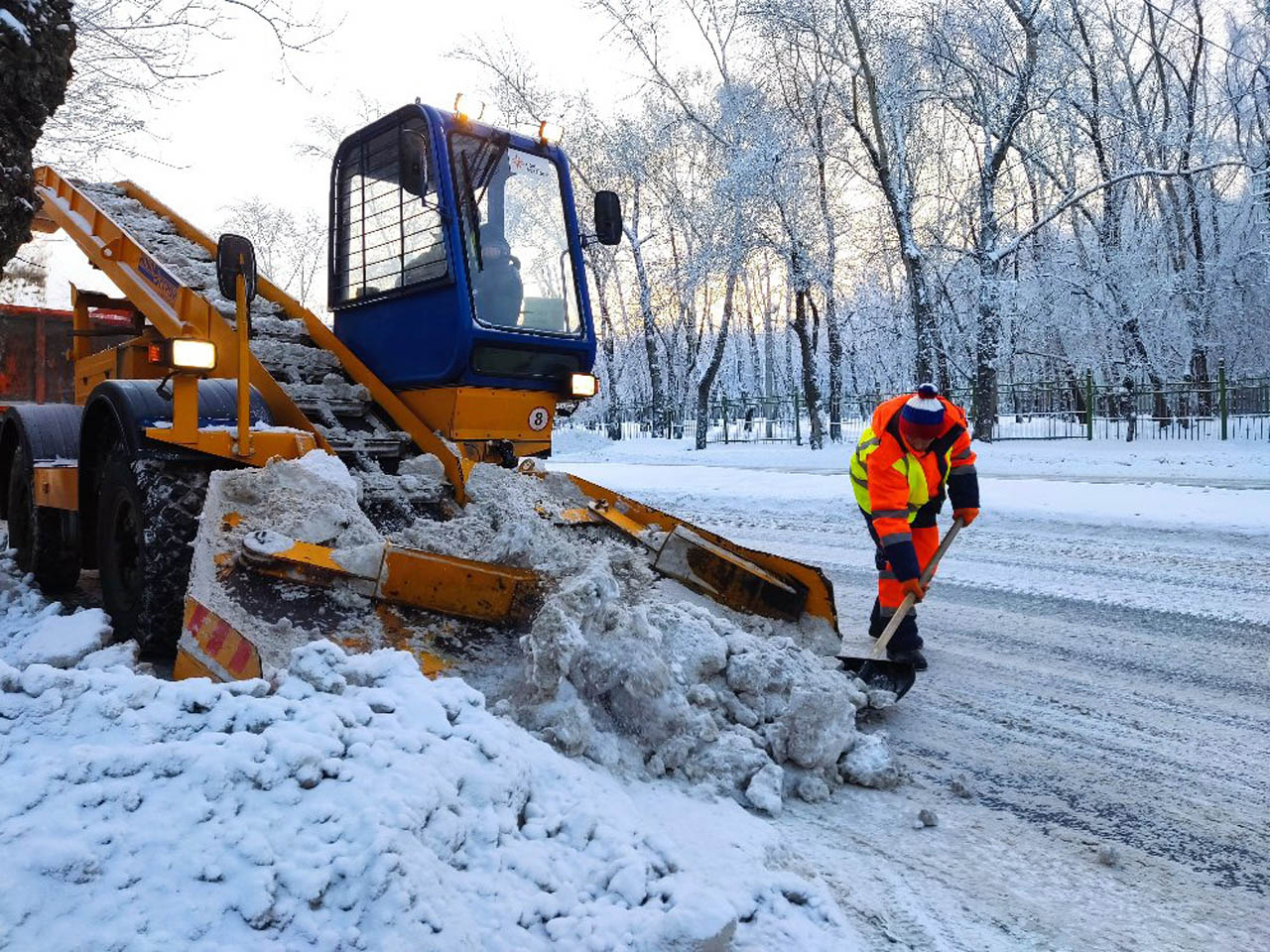 На очистку дорог Челябинска от снега вывели необычную технику