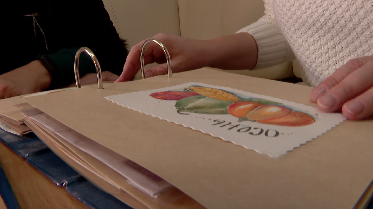 Жительница Челябинска рисует и коллекционирует самодельные открытки Жительница Челябинска рисует и коллекционирует самодельные открытки