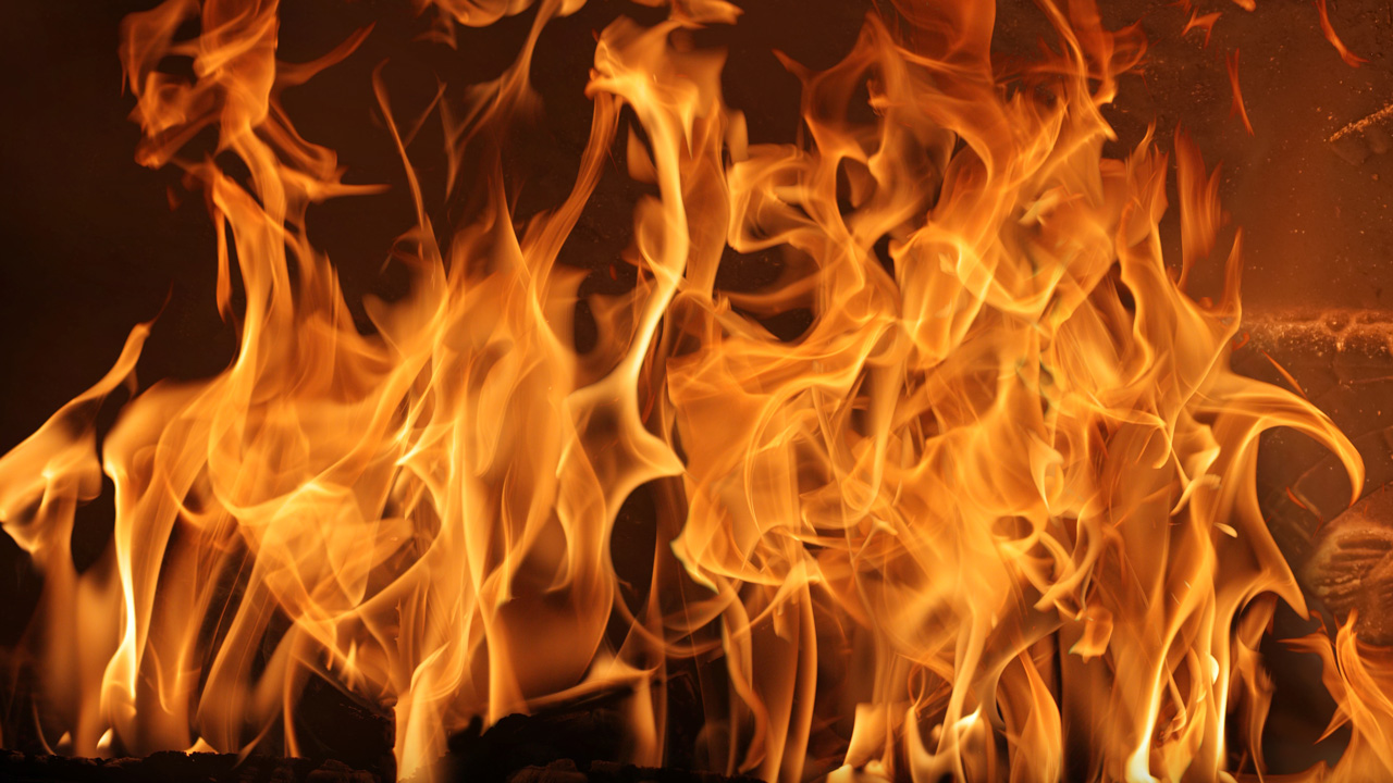 Пожар в автосервисе произошел в Челябинской области, повреждена машина