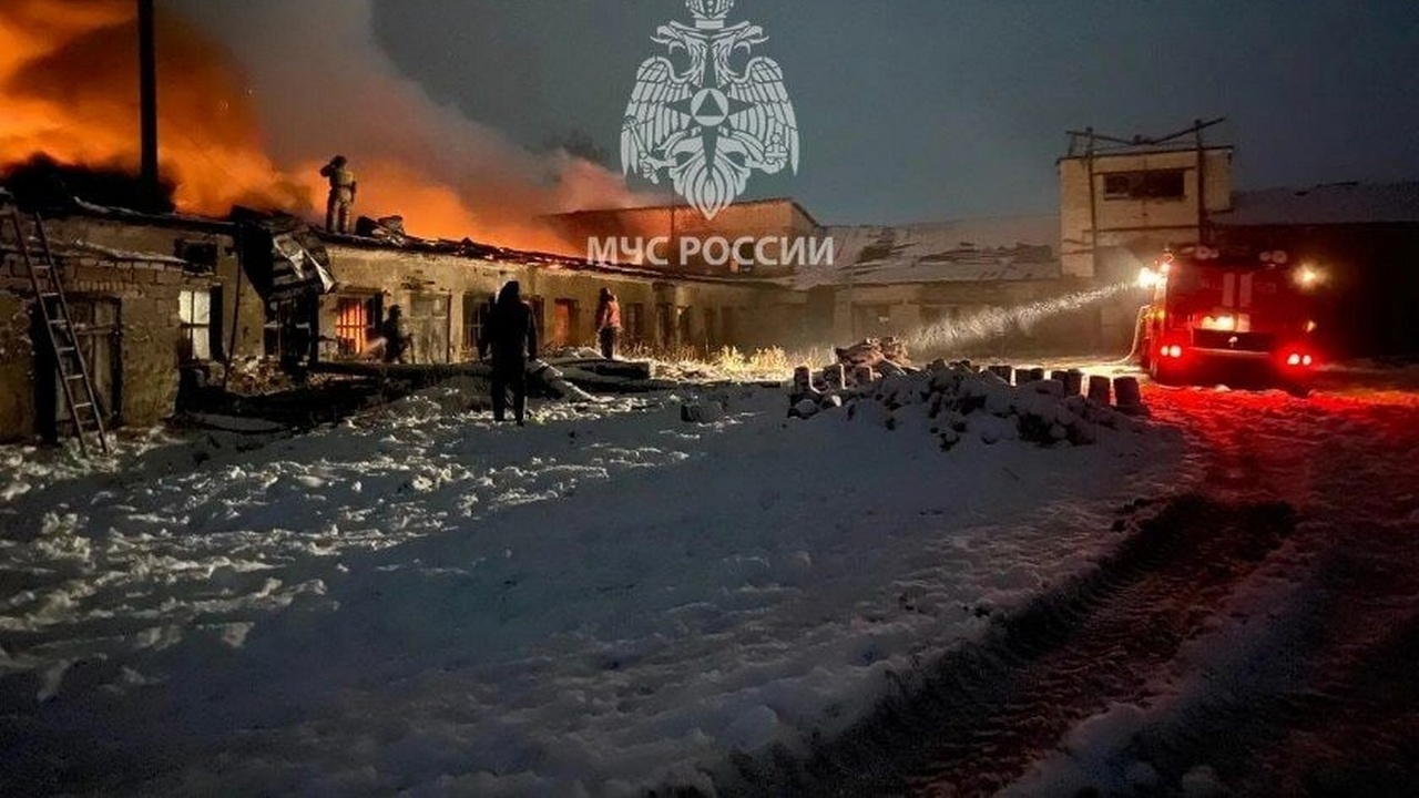 В Челябинской области крупный пожар уничтожил три грузовика и трактор