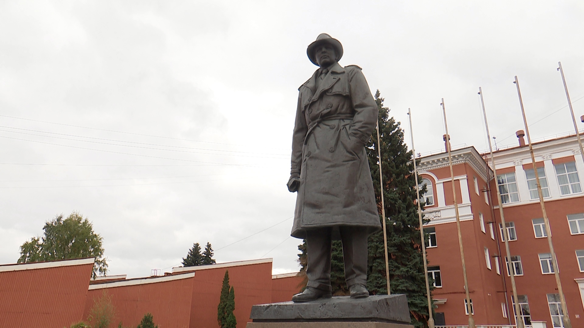 В Челябинске установлен единственный в мире памятник разведчику-нелегалу Исхаку Ахмерову