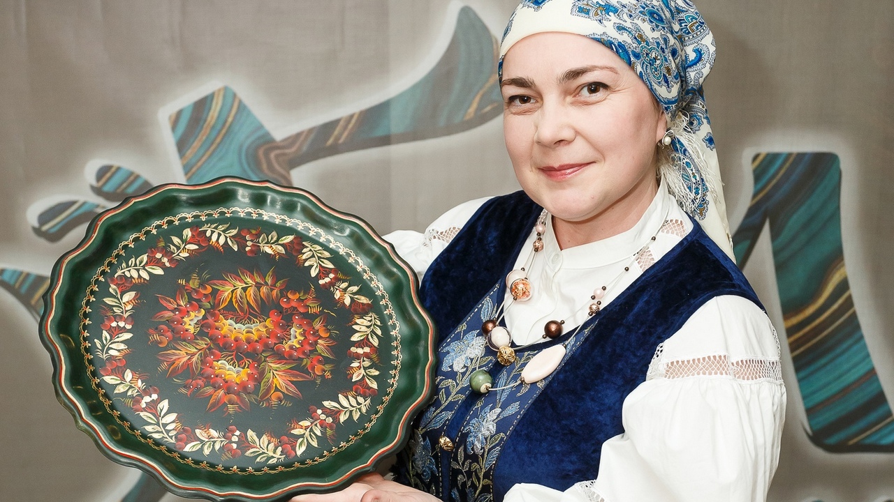 Уникальные расписные подносы создает художница из Челябинской области