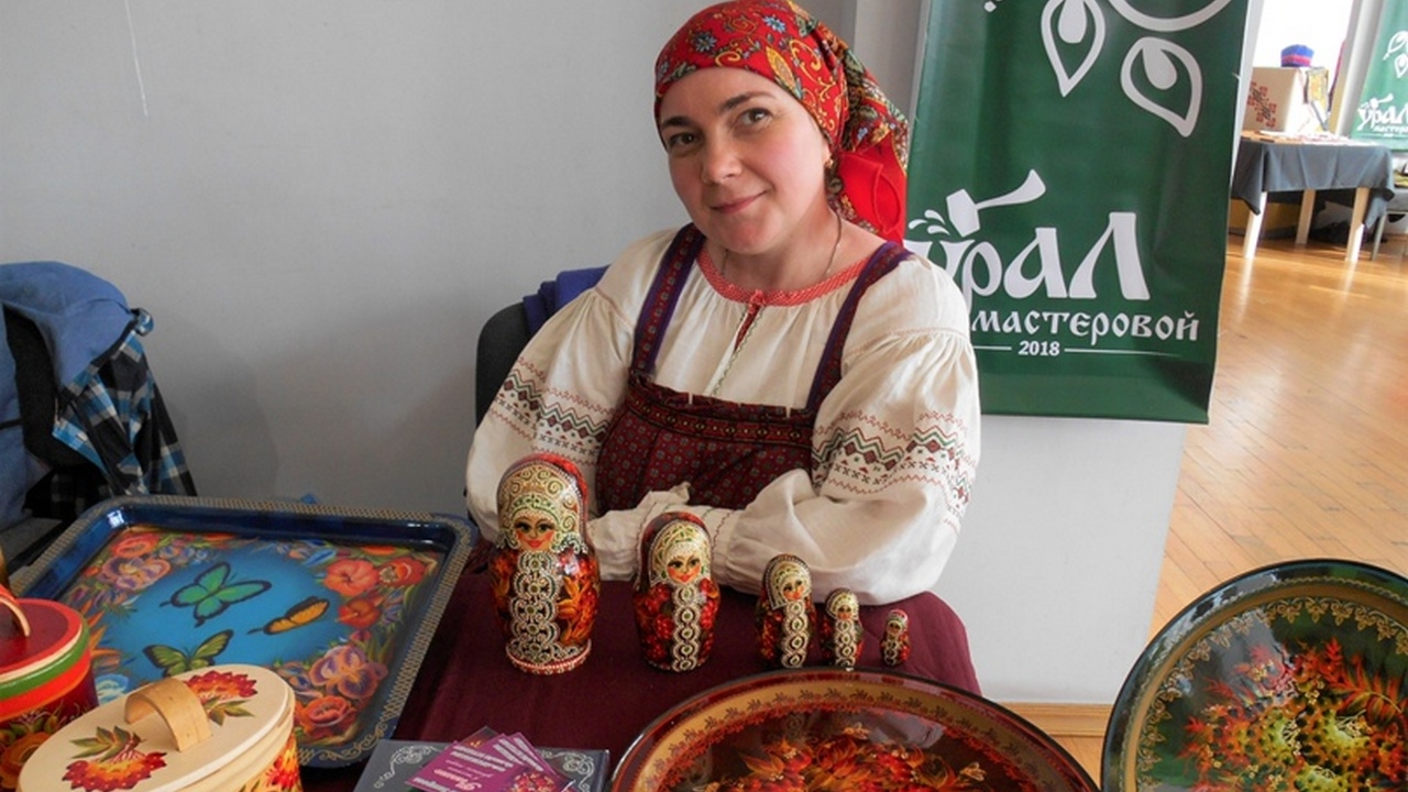 Уникальные расписные подносы создает художница из Челябинской области