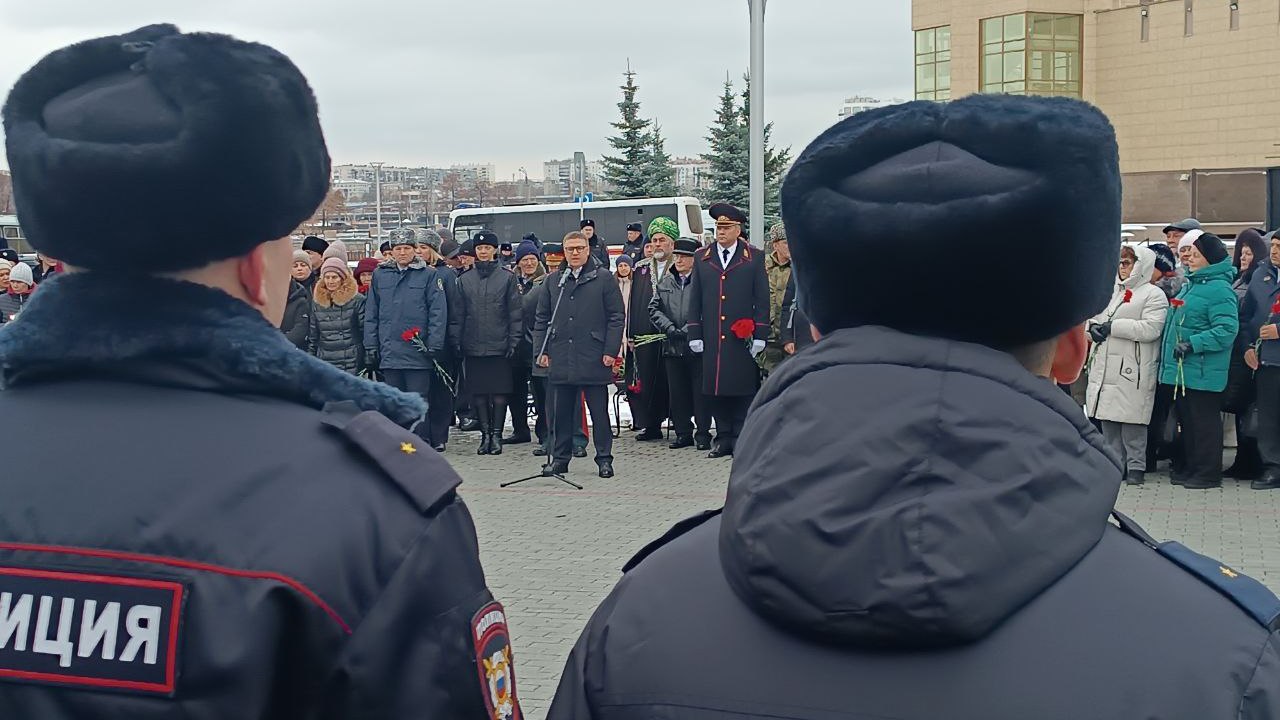Память погибших сотрудников полиции и пожарных почтили на Южном Урале
