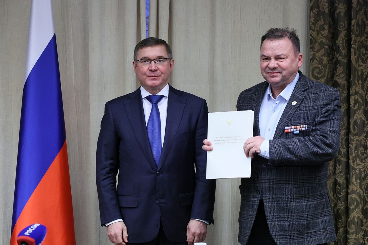 Полпред в УрФО Якушев наградил челябинских волонтеров, помогающих Донбассу