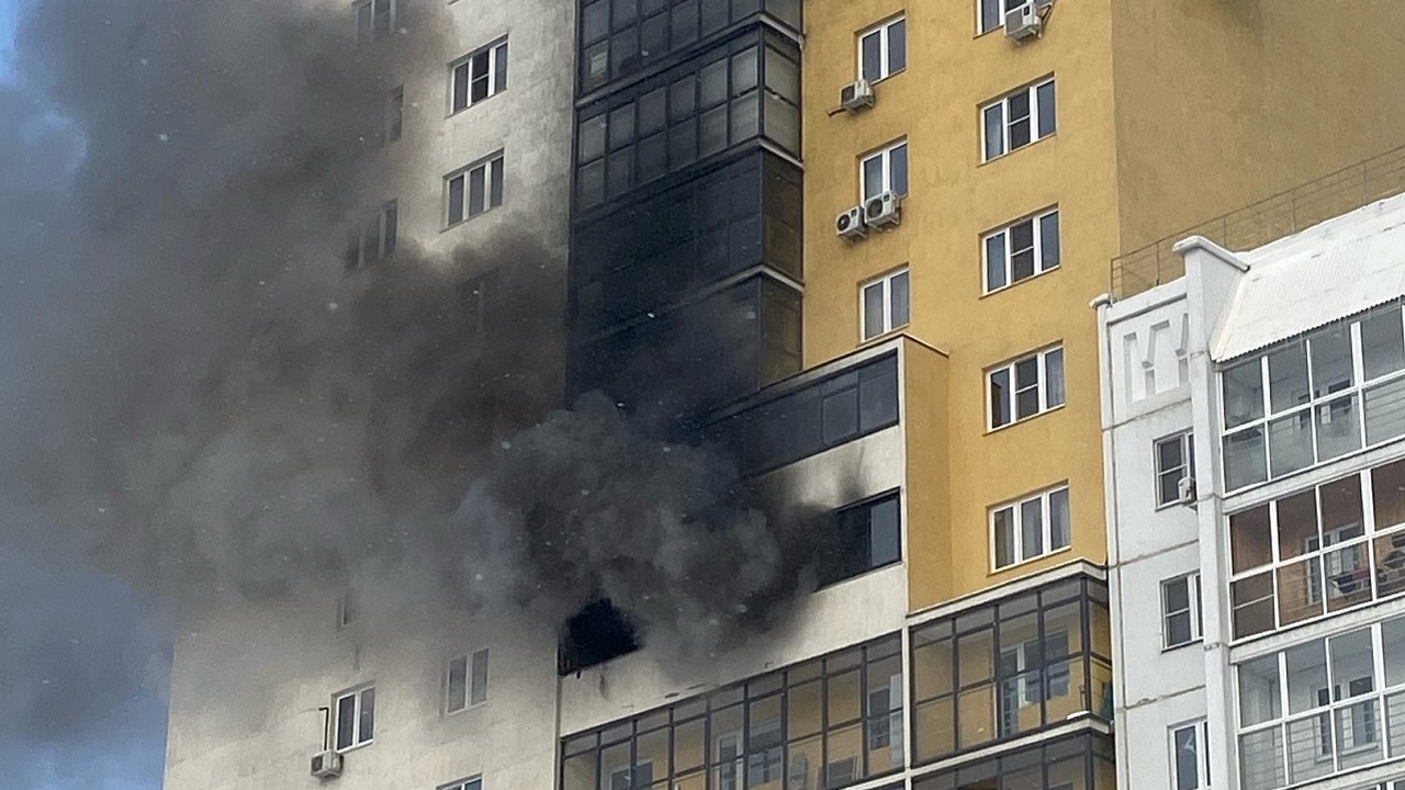 Во время пожара в челябинской многоэтажке эвакуировались 15 человек