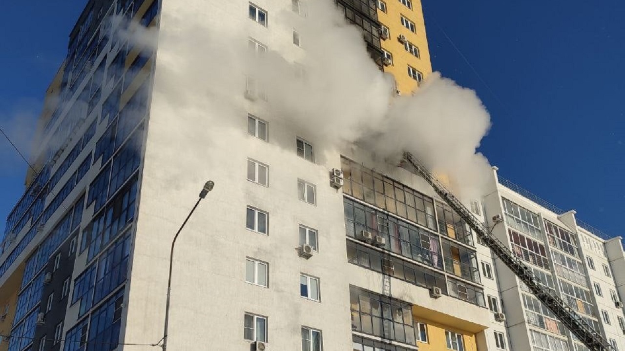 Во время пожара в челябинской многоэтажке эвакуировались 15 человек