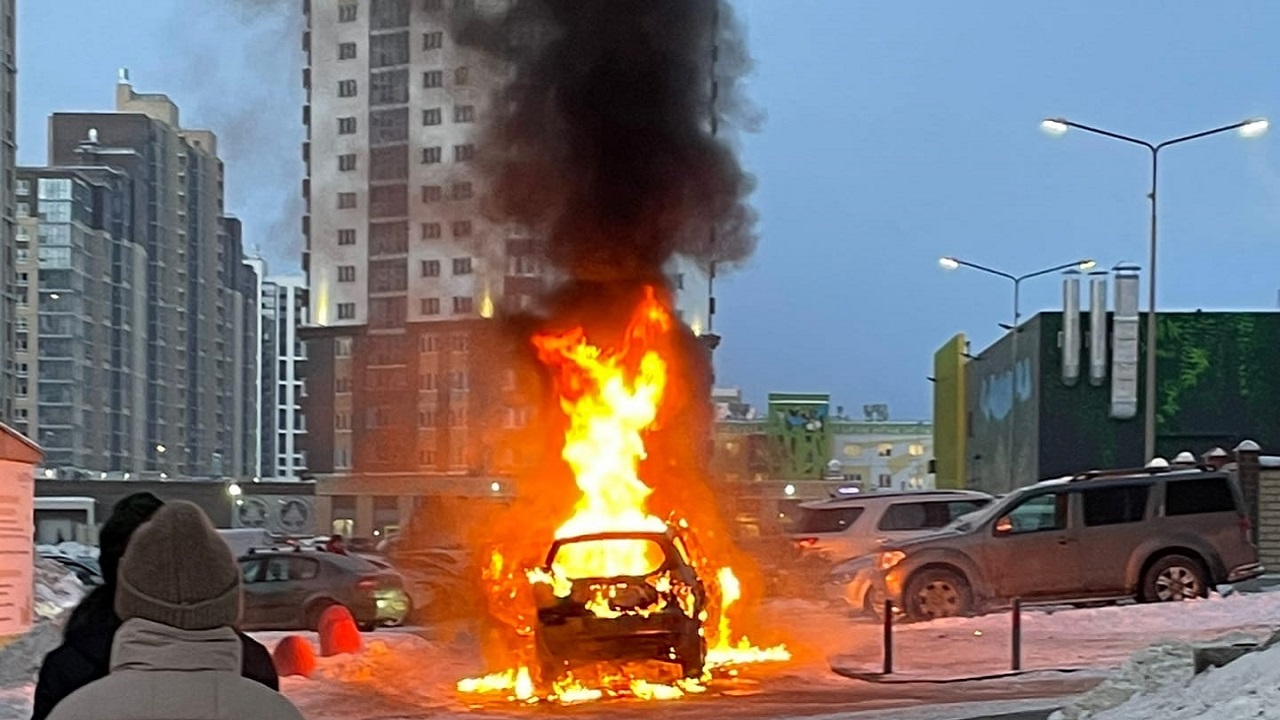 Автомобиль сгорел в жилом комплексе в Челябинске Автомобиль сгорел в жилом комплексе в Челябинске