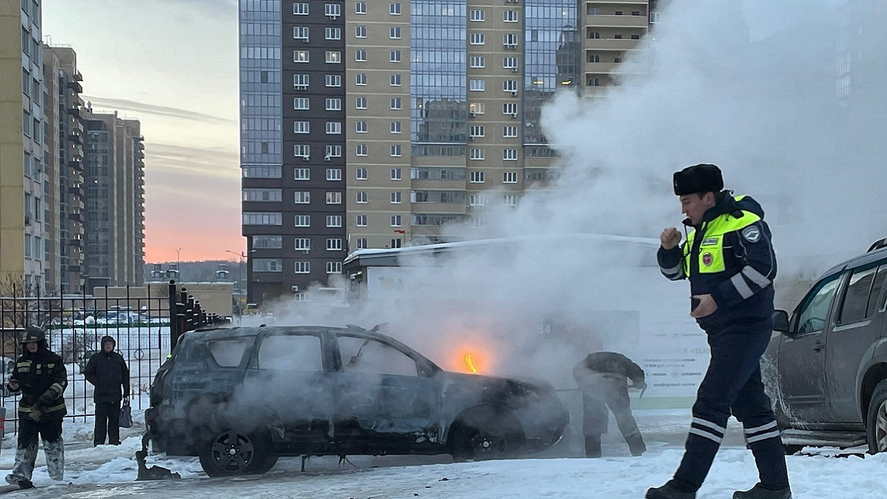 Автомобиль сгорел в жилом комплексе в Челябинске Автомобиль сгорел в жилом комплексе в Челябинске