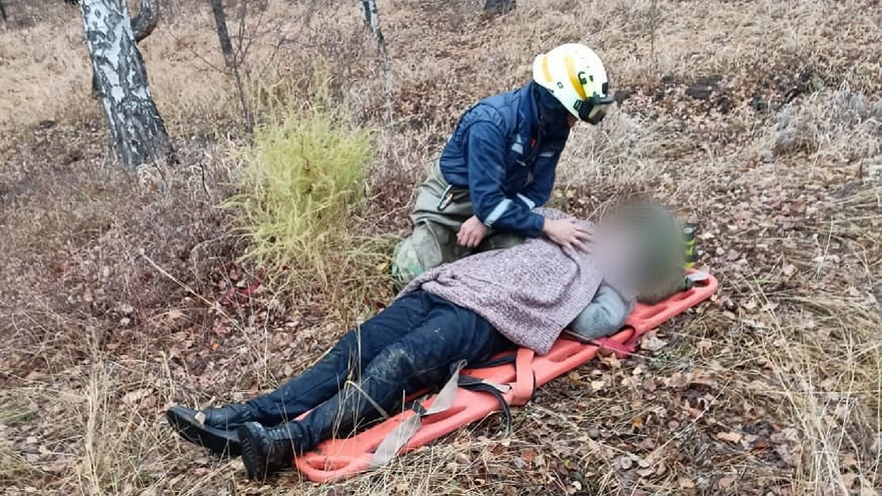 Женщина провалилась в колодец с ледяной водой в Челябинске и едва не погибла