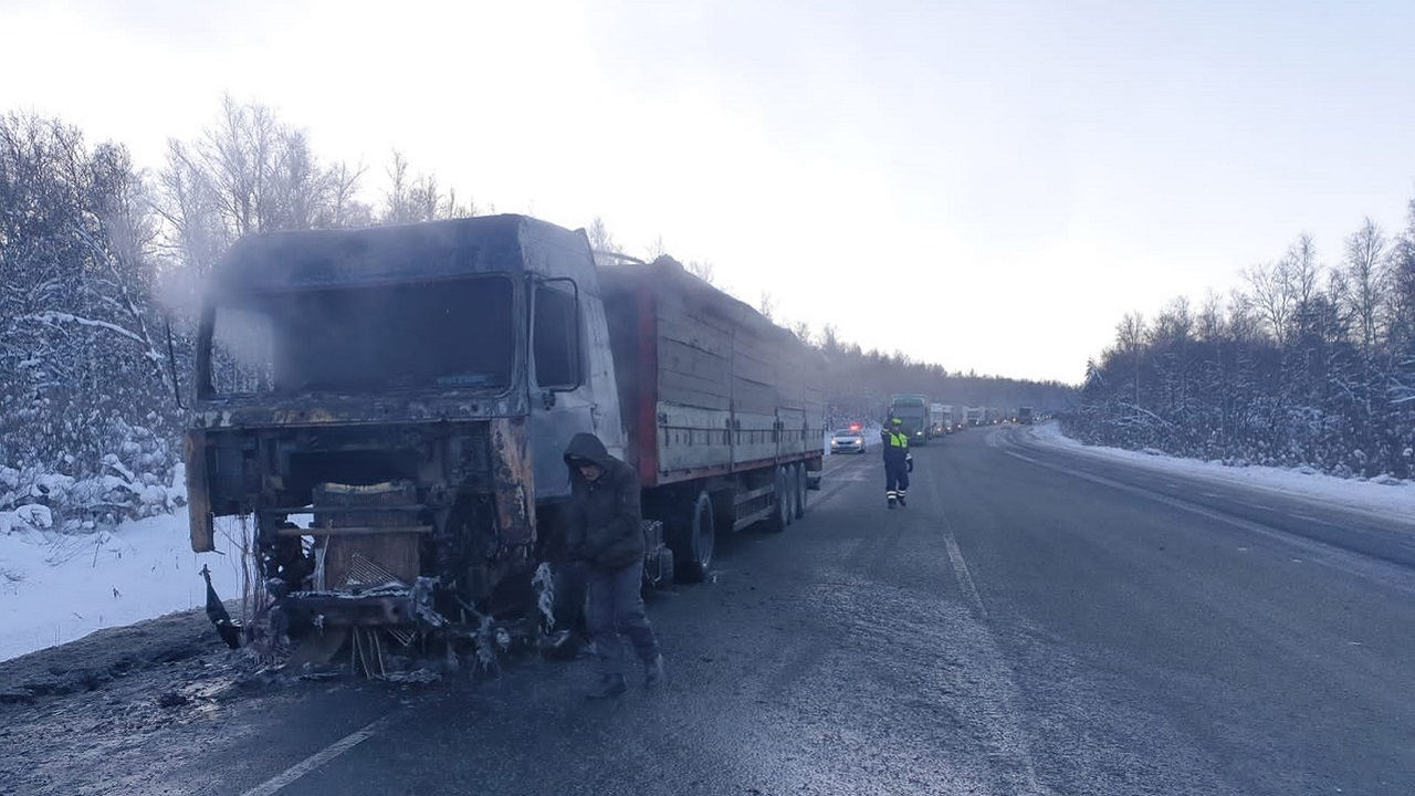 Фура загорелась на трассе М5 в Челябинской области