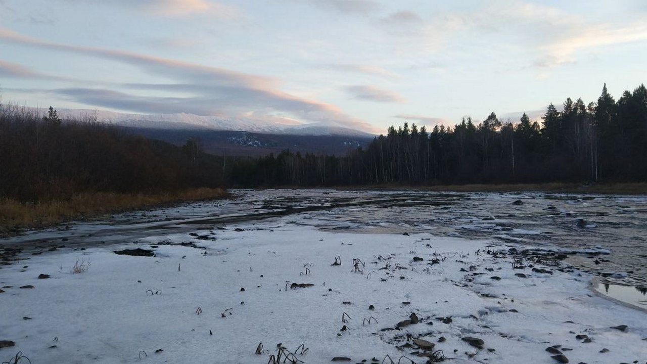 Горная река в Челябинской области покрылась "ледяным салом"
