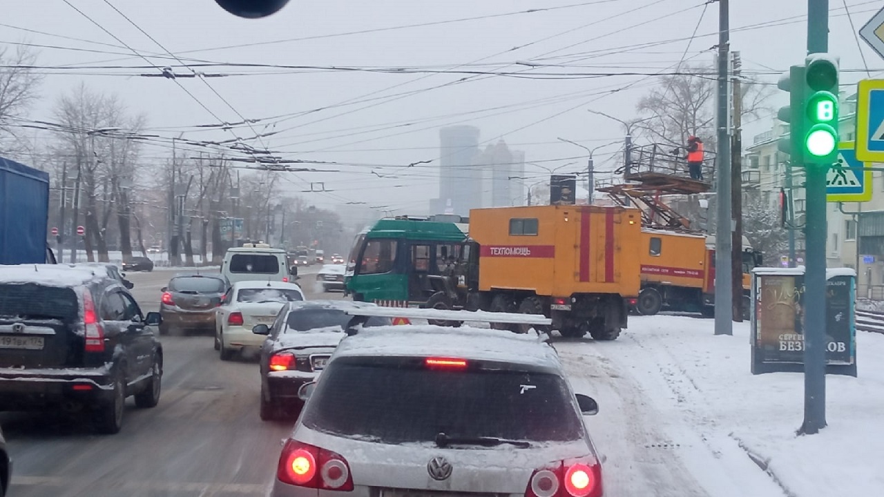 Транспортный коллапс случился из-за схода вагона с рельсов в Челябинске