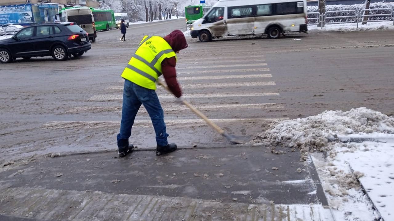 Глава Челябинска поручила очистить остановки и тротуары от снега и наледи