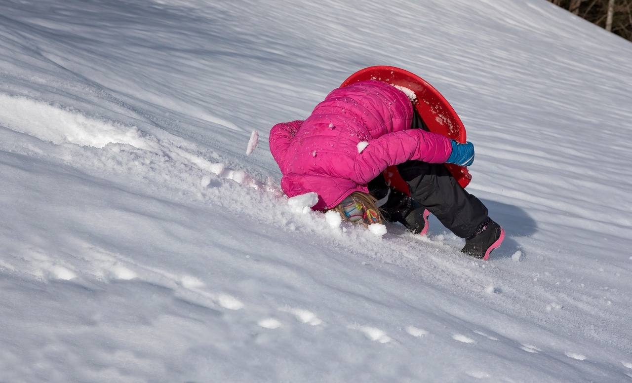 В Челябинской области 8-летняя девочка погибла, скатившись с горы на тюбинге