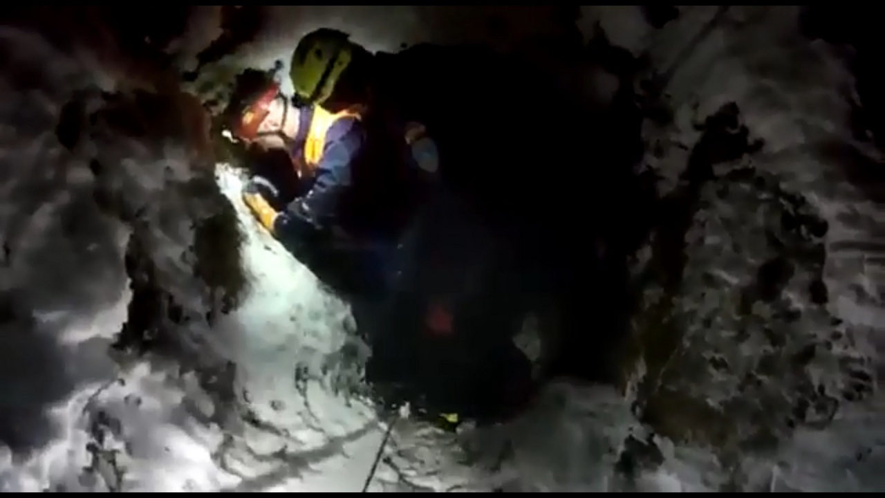 В Челябинской области туристка застряла в узкой пещере