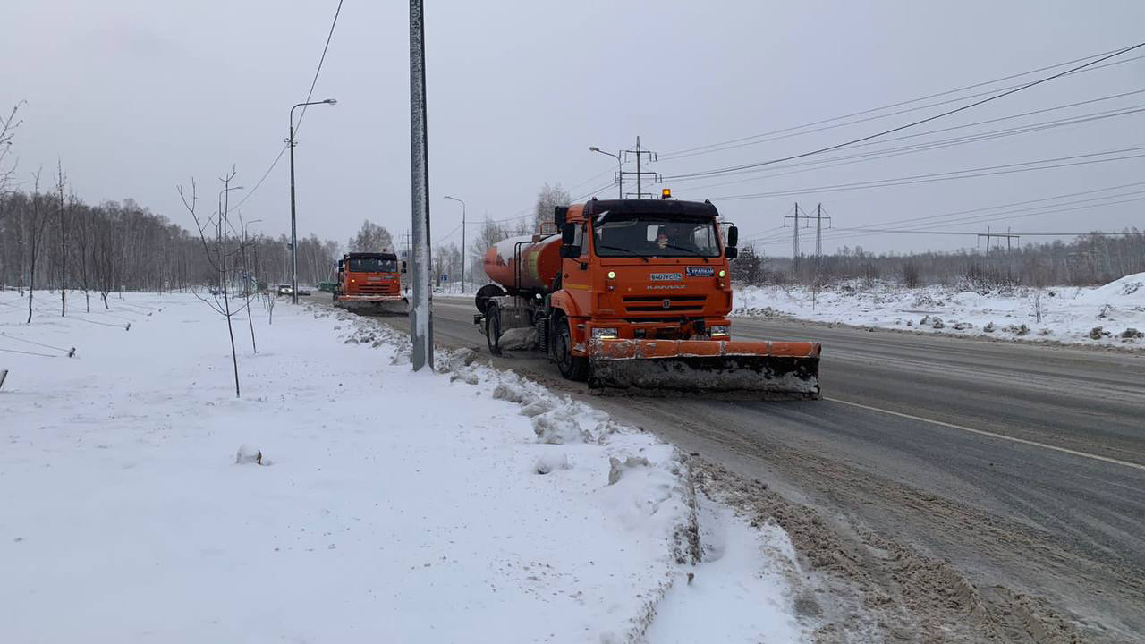Работа по ликвидации наледи усилена в Челябинске