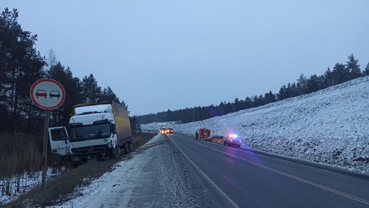 Попал под фуру: водитель погиб в ДТП на трассе в Челябинской области ВИДЕО