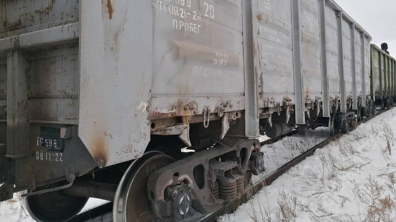 Четыре вагона с щебнем сошли с рельсов на Южном Урале