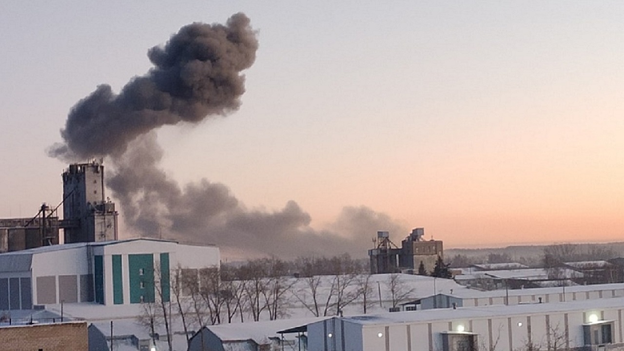 Громкий хлопок и облако черного дыма взволновали жителей Челябинска
