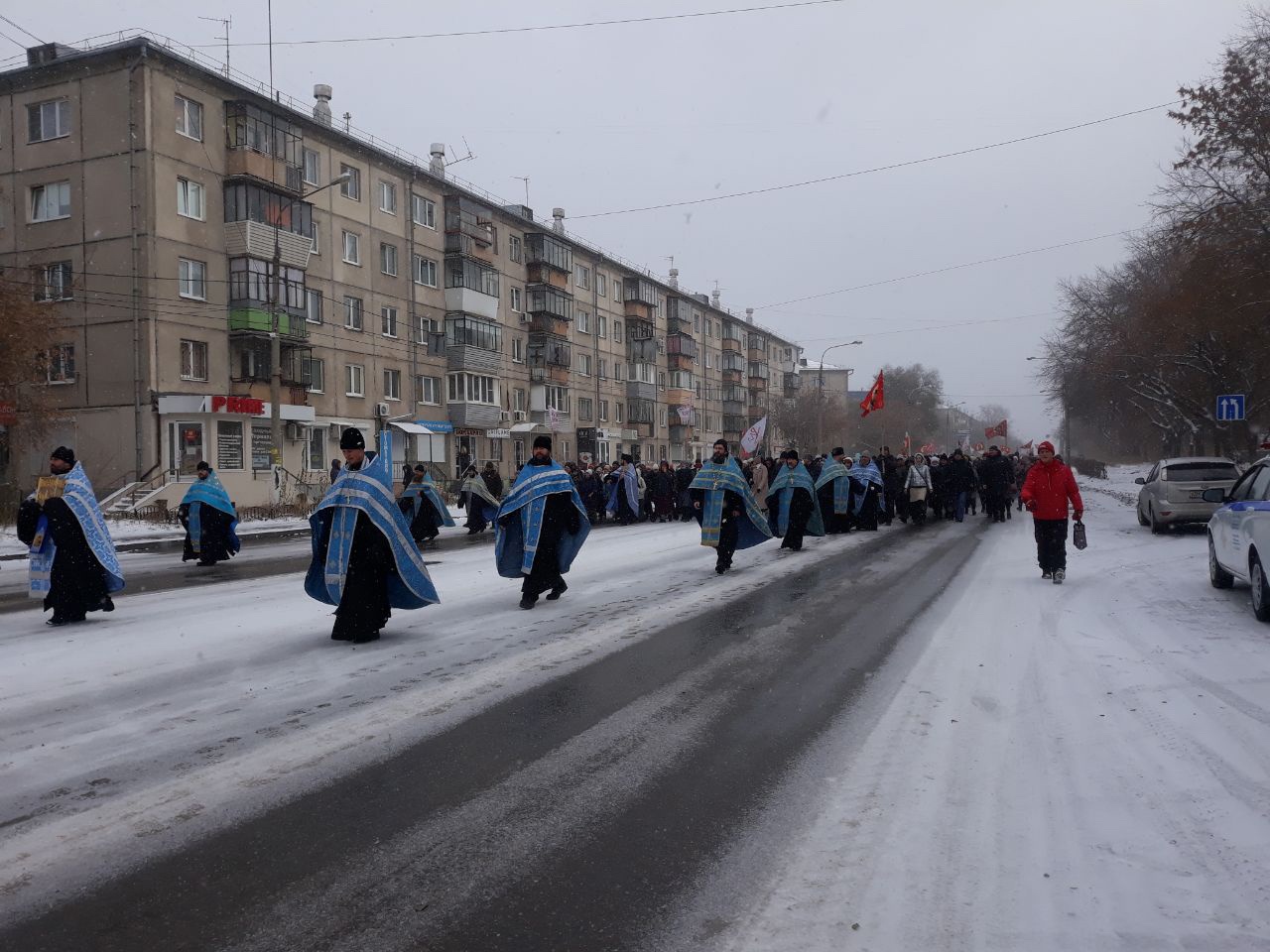 8-километровый крестный ход совершили верующие на Урале в честь русских воинов 