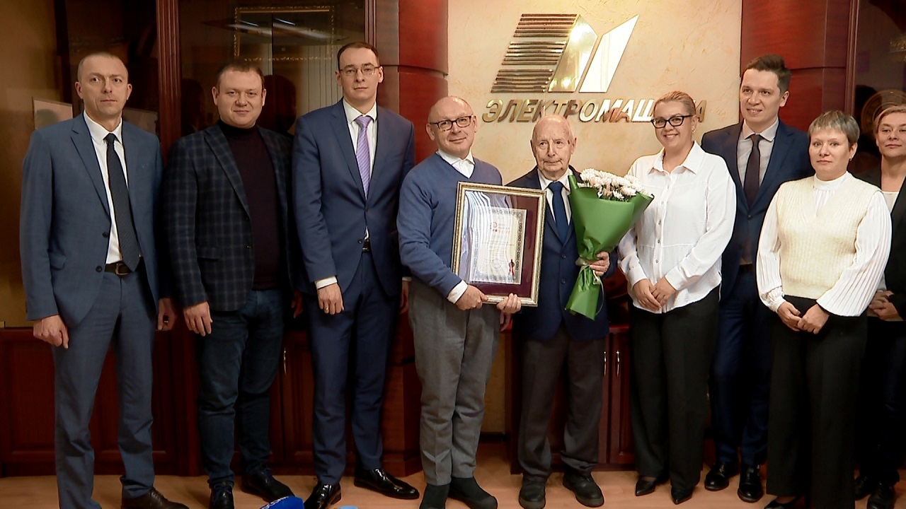 Работает 70 лет и не думает о пенсии: в Челябинске мужчина установил рекорд России