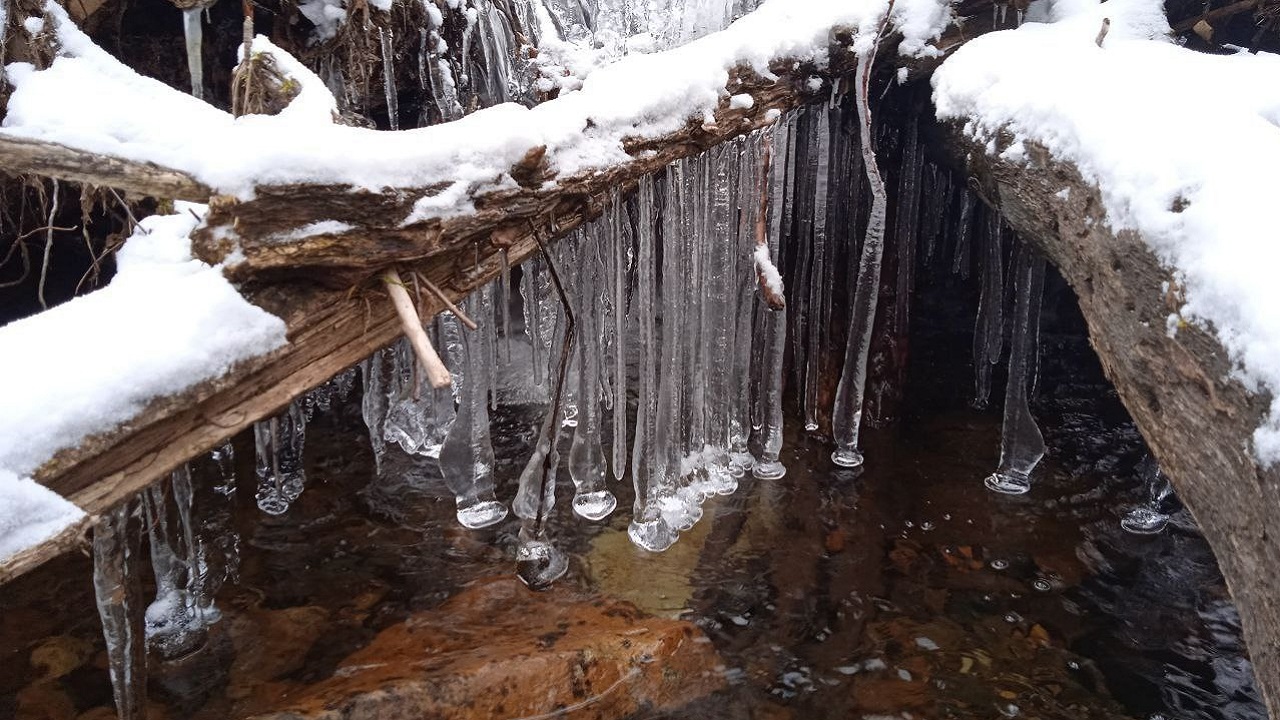 Ледяные сталактиты выросли в горах на Южном Урале