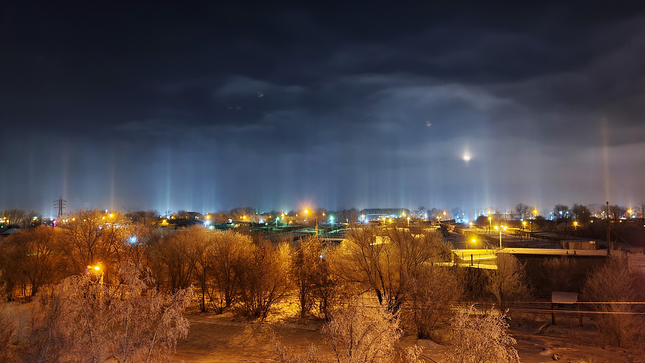 Разноцветные световые столбы заметили в небе над Челябинском