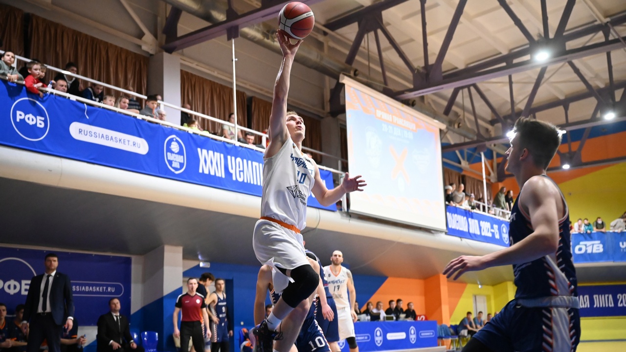 Челябинские баскетболисты отметили профессиональный праздник разгромной победой