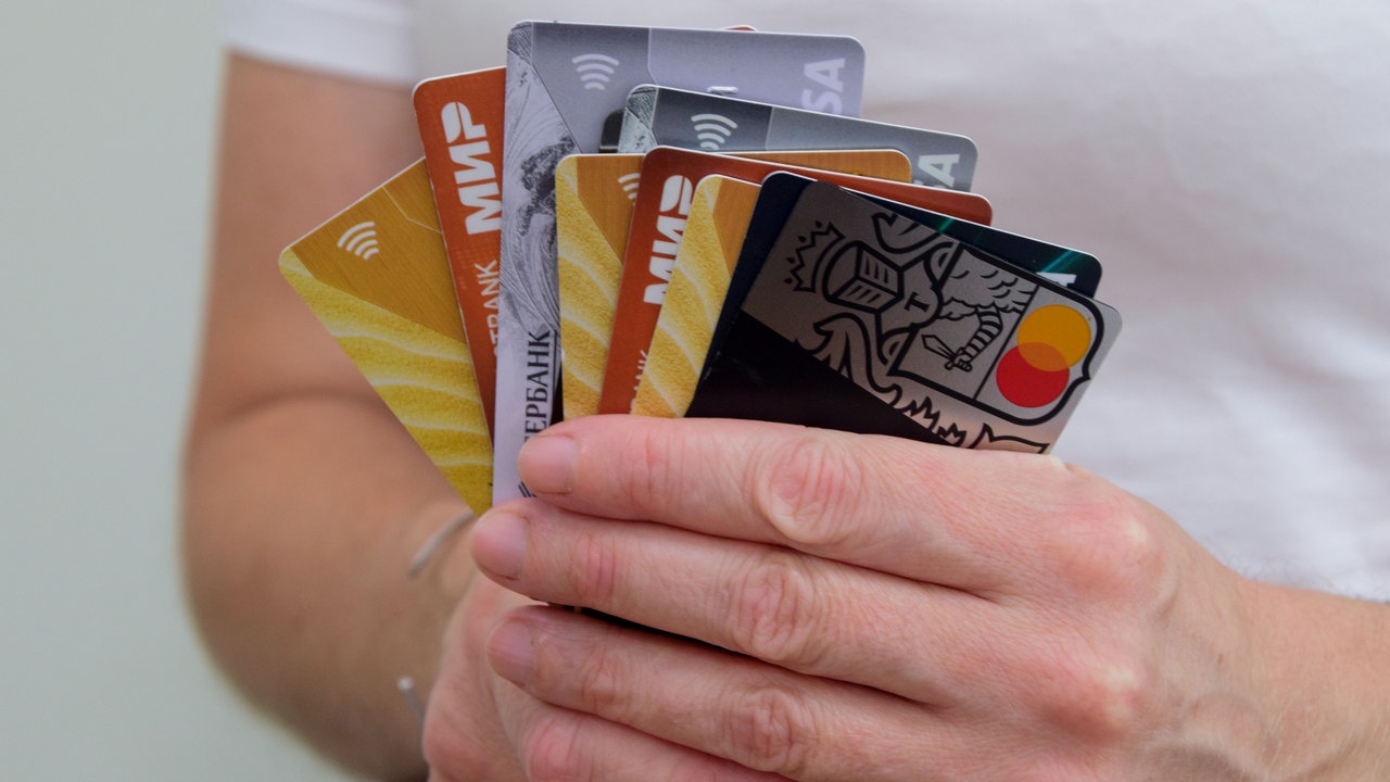 В Копейске мужчина нашел банковскую карту пассажира и потратил все деньги