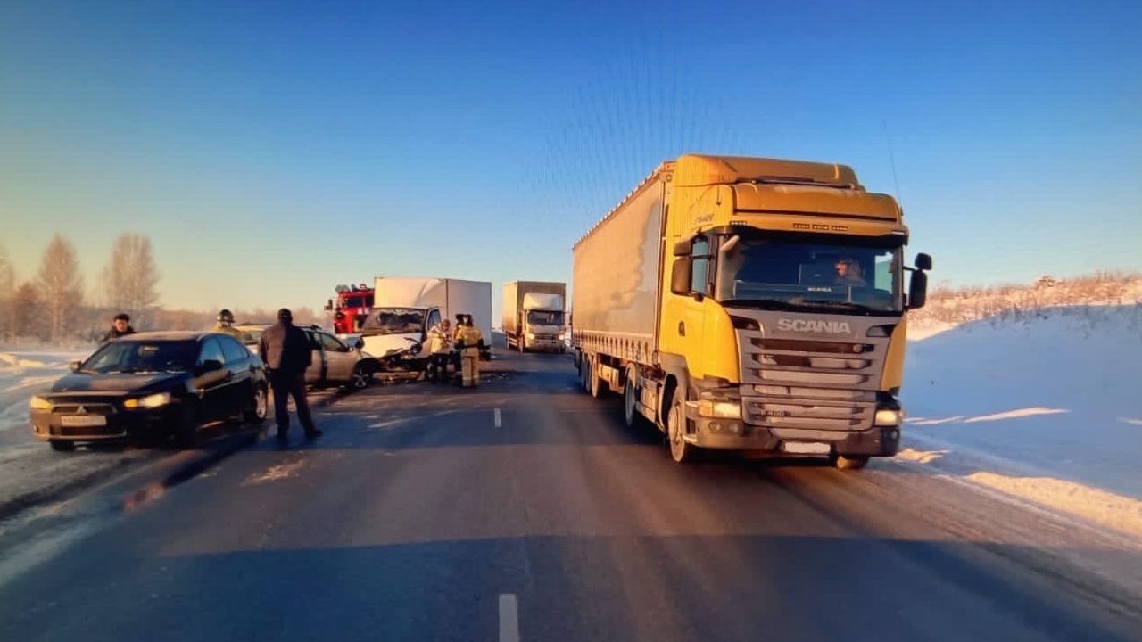 В Челябинской области на трассе М5 образовалась пробка из-за ДТП, есть раненые