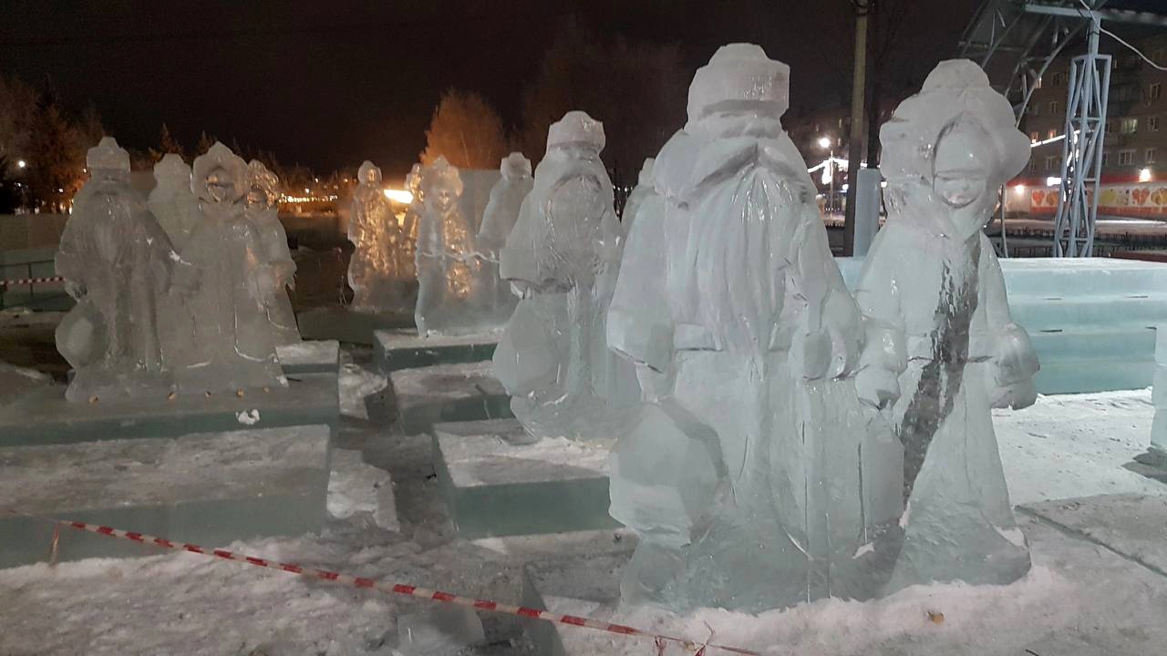 Фабрика ледяных скульптур: в центре Копейска заметили 9 Снегурочек и Дедов Морозов Фабрика ледяных скульптур: в центре Копейска заметили 9 Снегурочек и Дедов Морозов