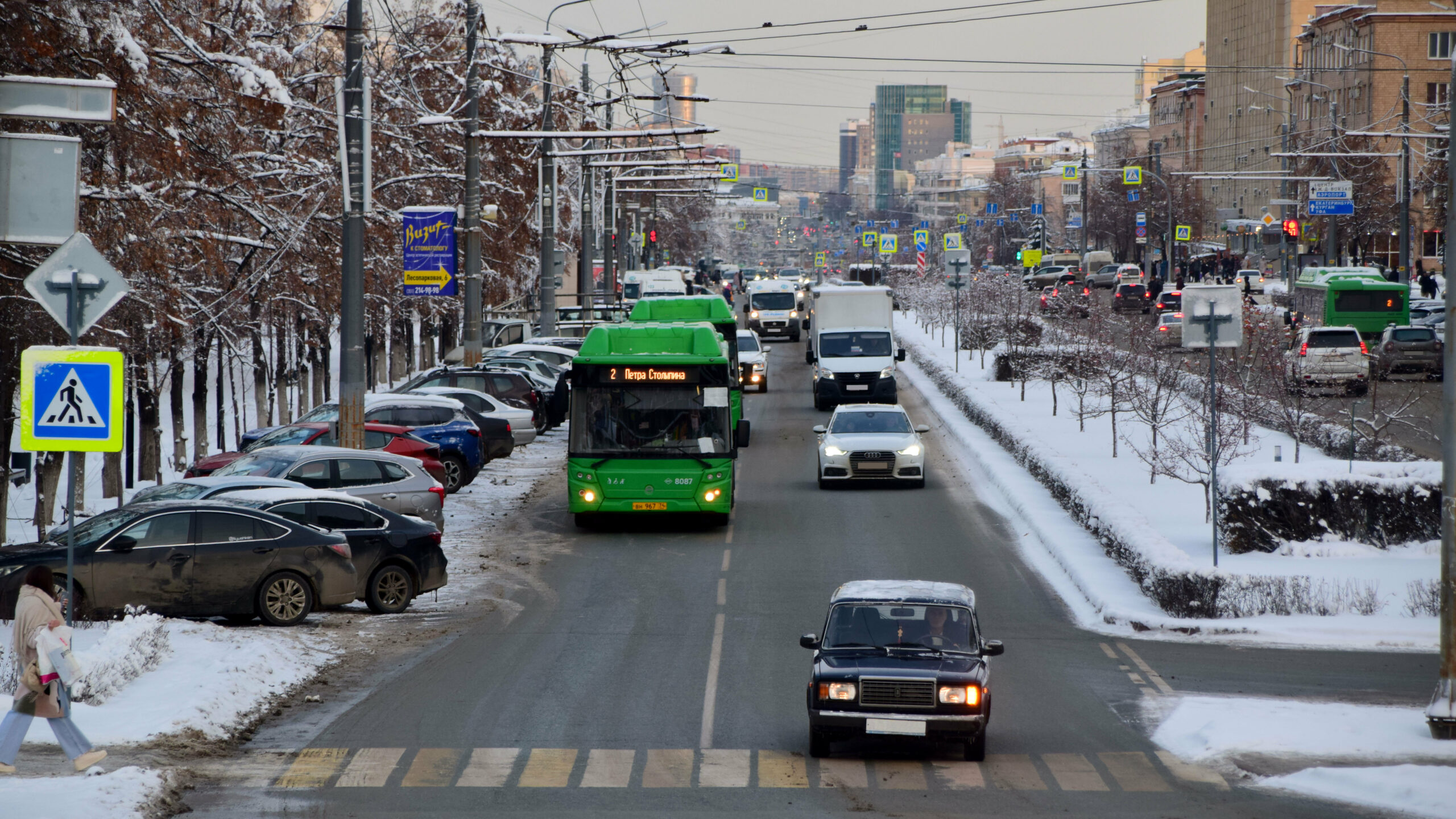 Жители Челябинска жалуются на обледенелые тротуары