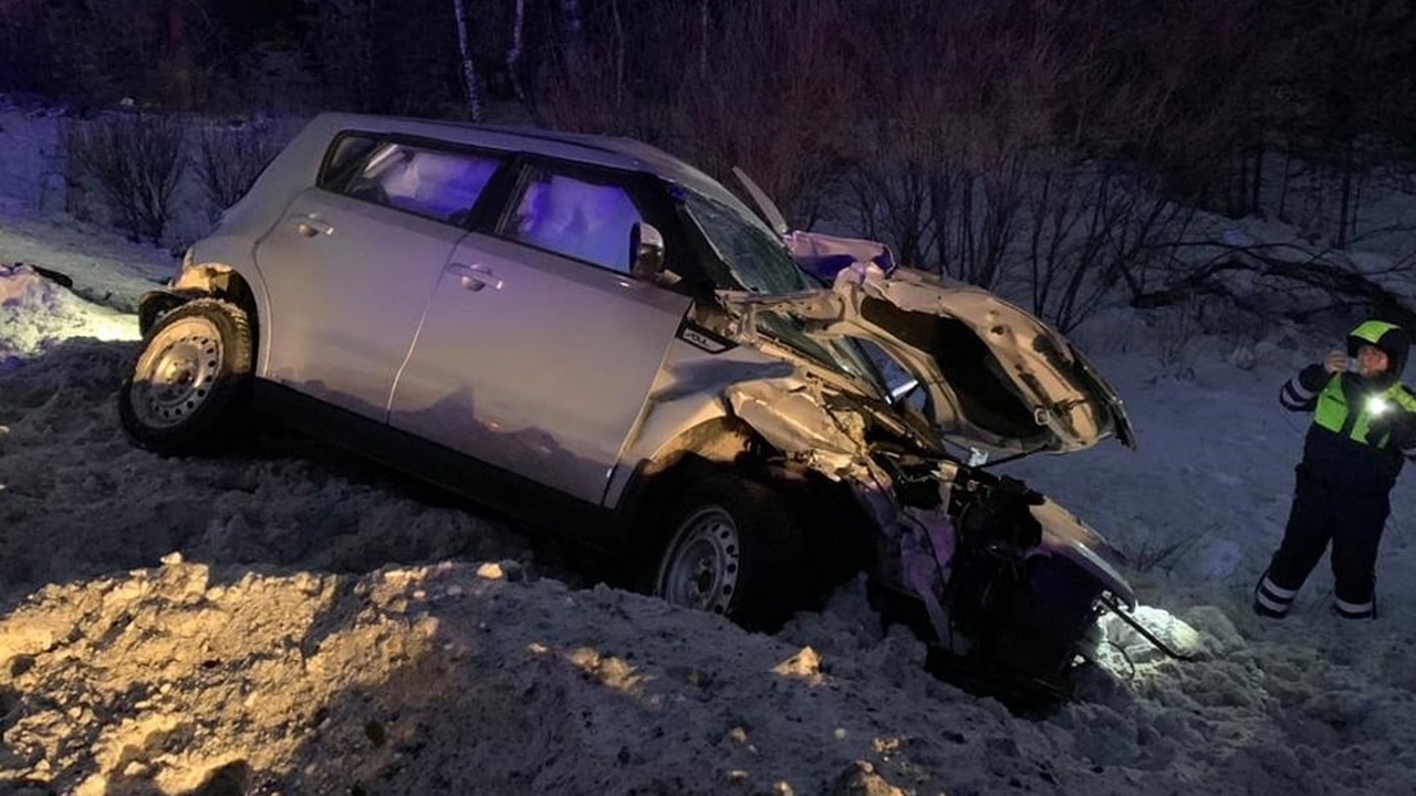 На трассе в Челябинской области водитель легковушки погиб в аварии с двумя грузовиками