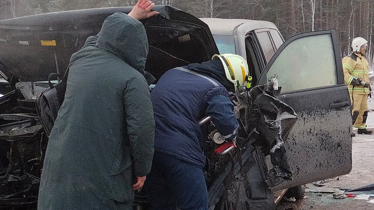 В Челябинской области водителя иномарки зажало в салоне после жесткой аварии