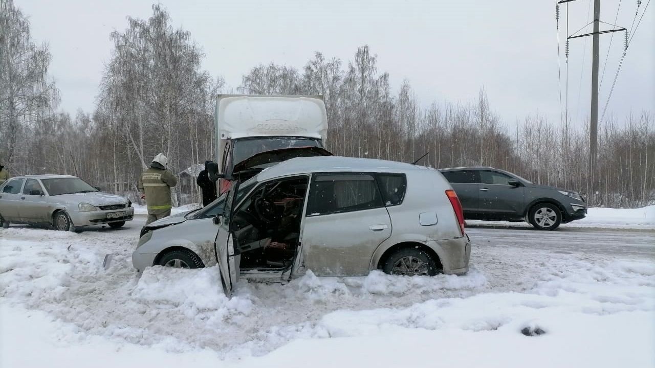 Вылетел на "встречку": в тройном ДТП под Челябинском погиб мужчина