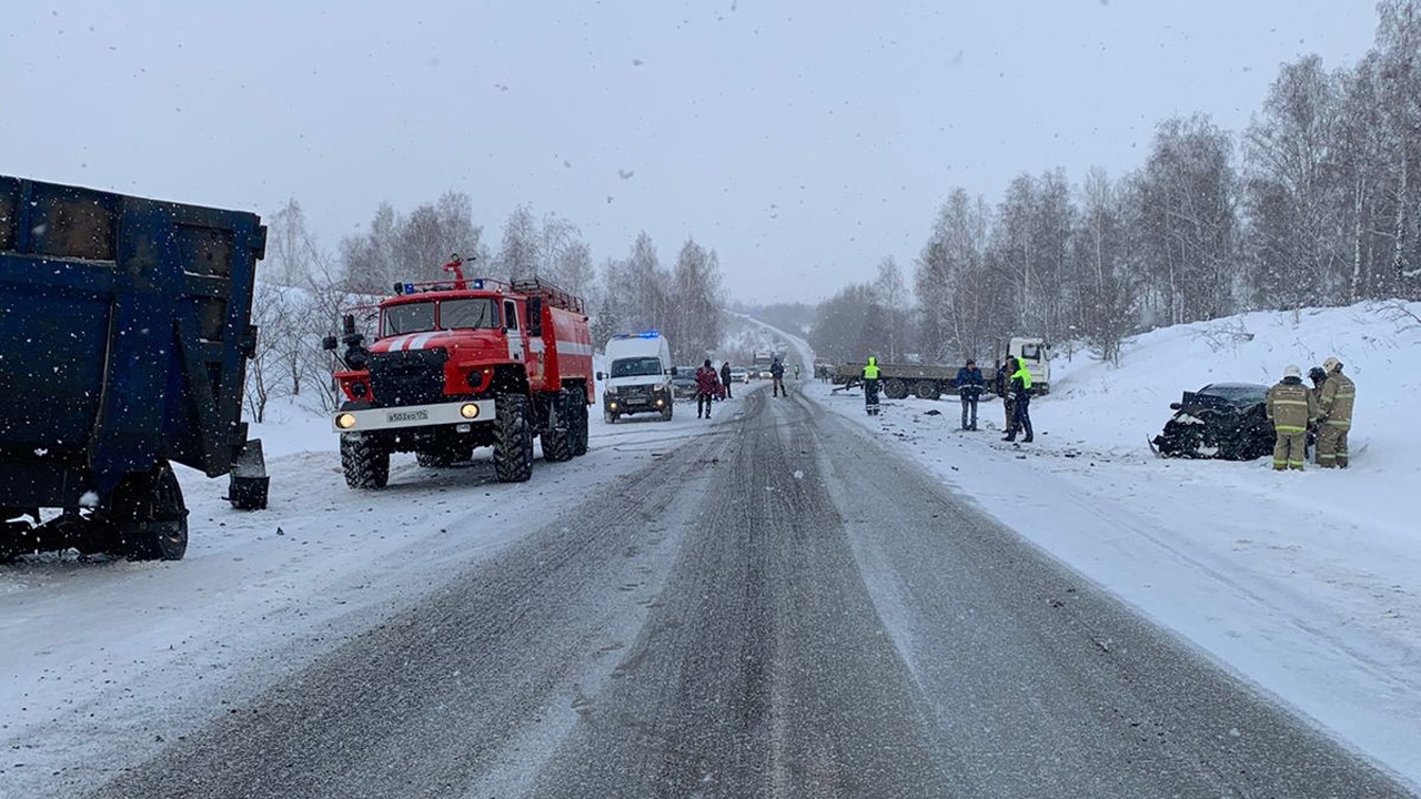 Женщина-водитель легковушки погибла в ДТП с большегрузом под Челябинском