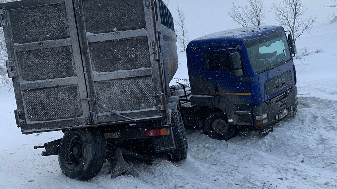 Женщина-водитель легковушки погибла в ДТП с большегрузом под Челябинском