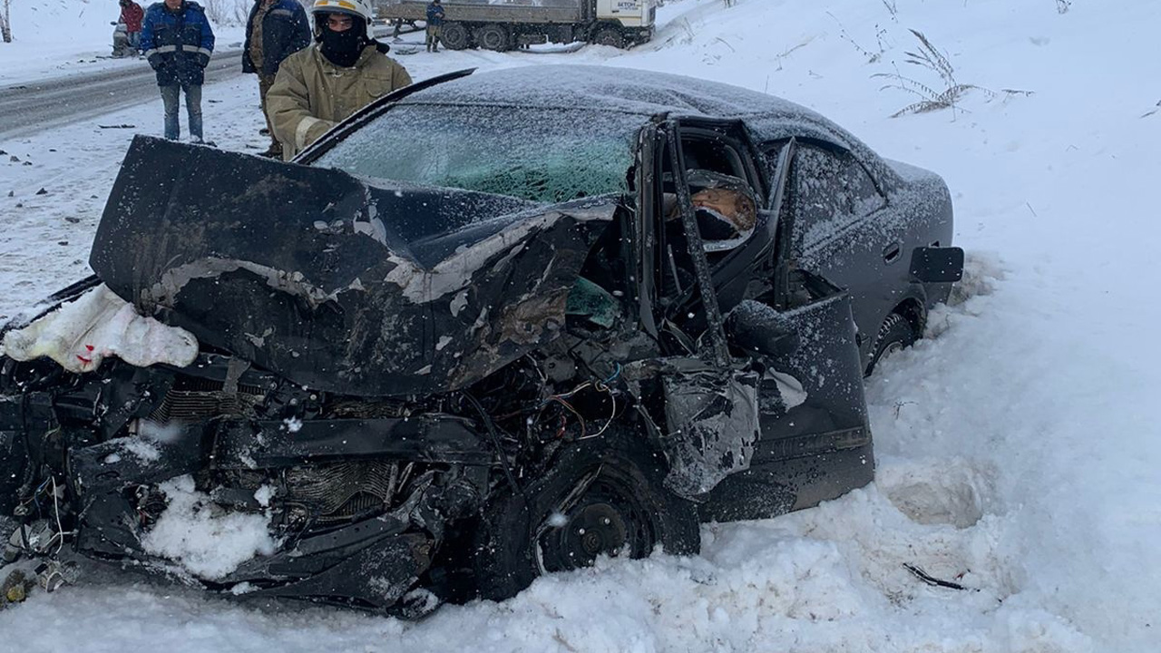 Женщина-водитель легковушки погибла в ДТП с большегрузом под Челябинском