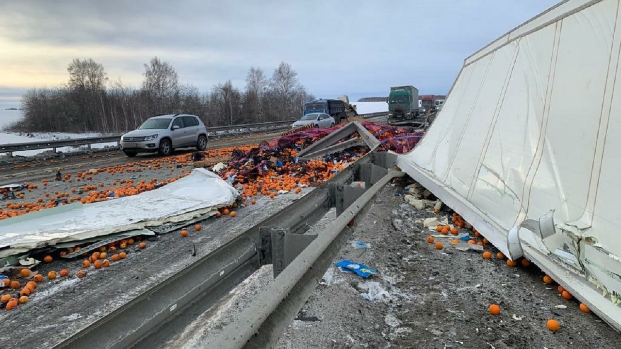 На трассе в Челябинской области перевернулся грузовик с мандаринами
