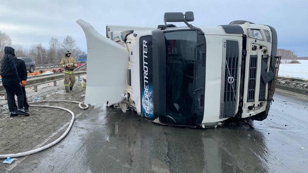 На трассе в Челябинской области перевернулся грузовик с мандаринами