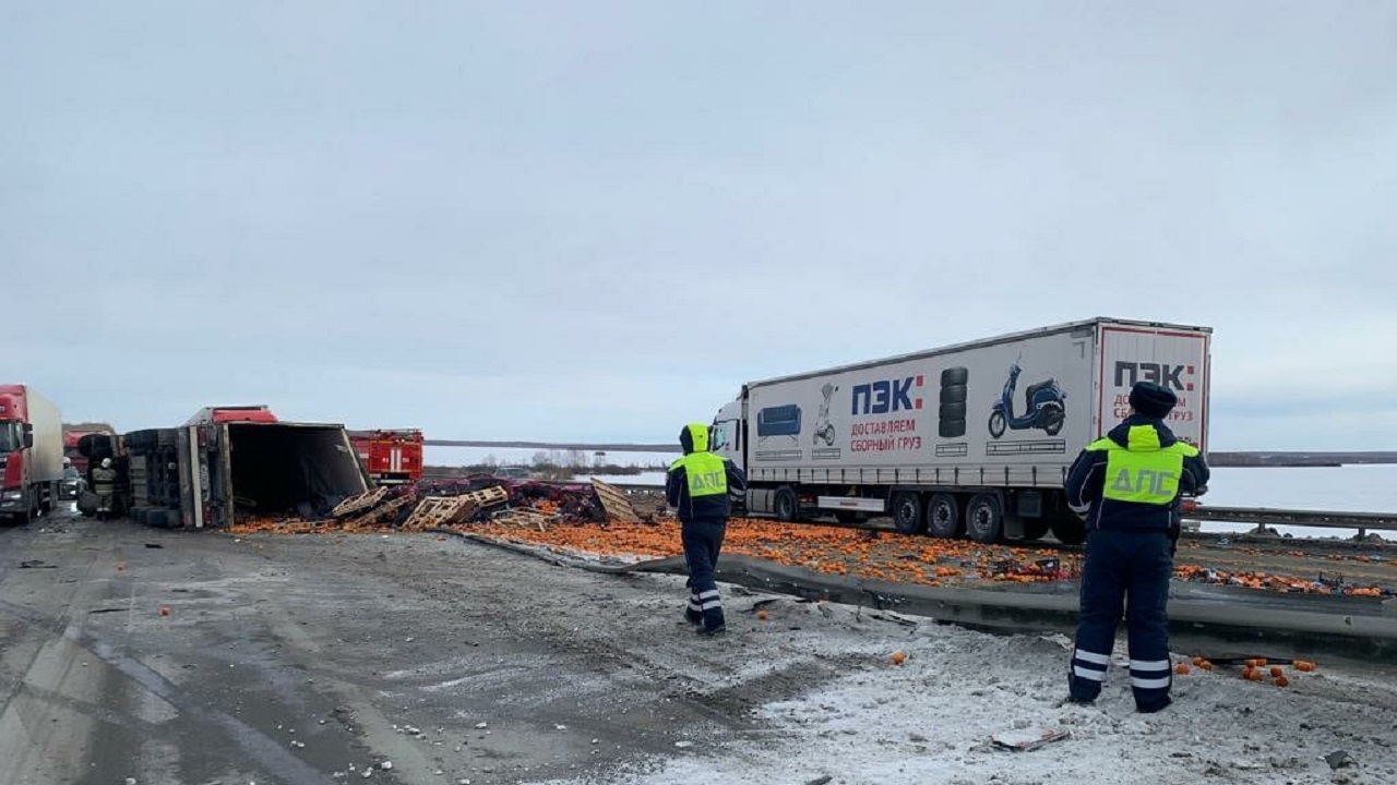 На трассе в Челябинской области перевернулся грузовик с мандаринами
