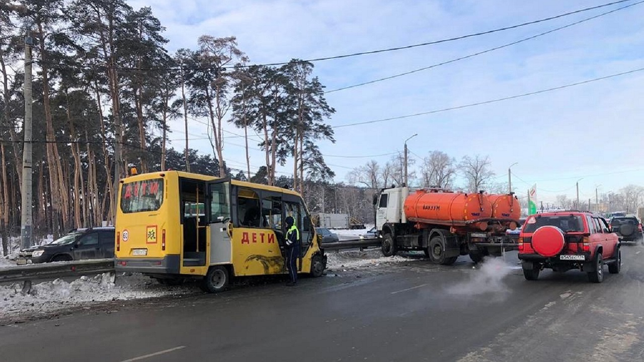 Школьный автобус столкнулся с грузовиком в Челябинске Школьный автобус столкнулся с грузовиком в Челябинске