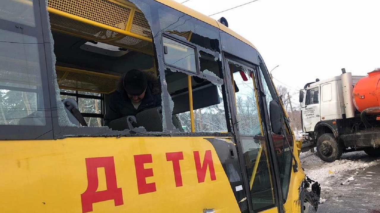 Школьный автобус столкнулся с грузовиком в Челябинске
