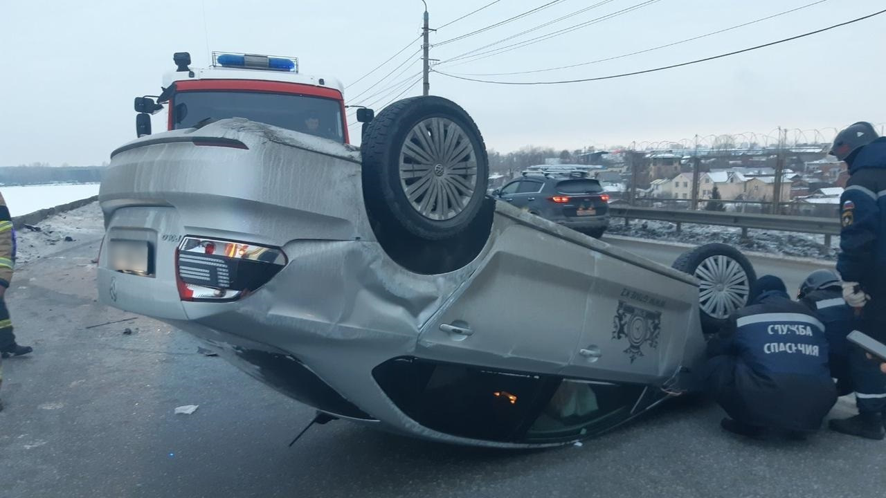 Иномарка перевернулась на оживленной дороге в Челябинске