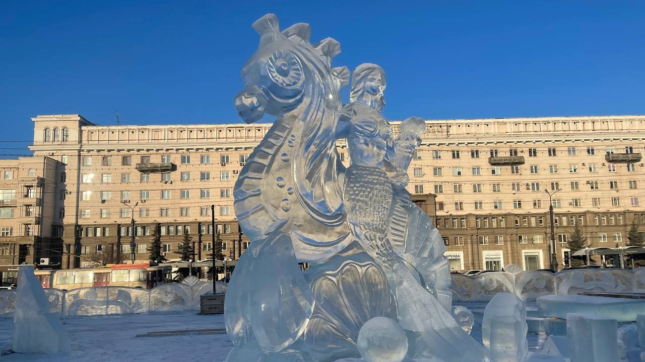 Новогоднюю елку установили на главной площади Челябинска