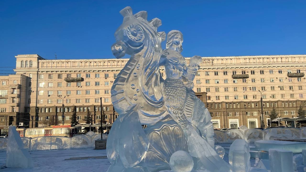 Новогоднюю елку установили на главной площади Челябинска Новогоднюю елку установили на главной площади Челябинска