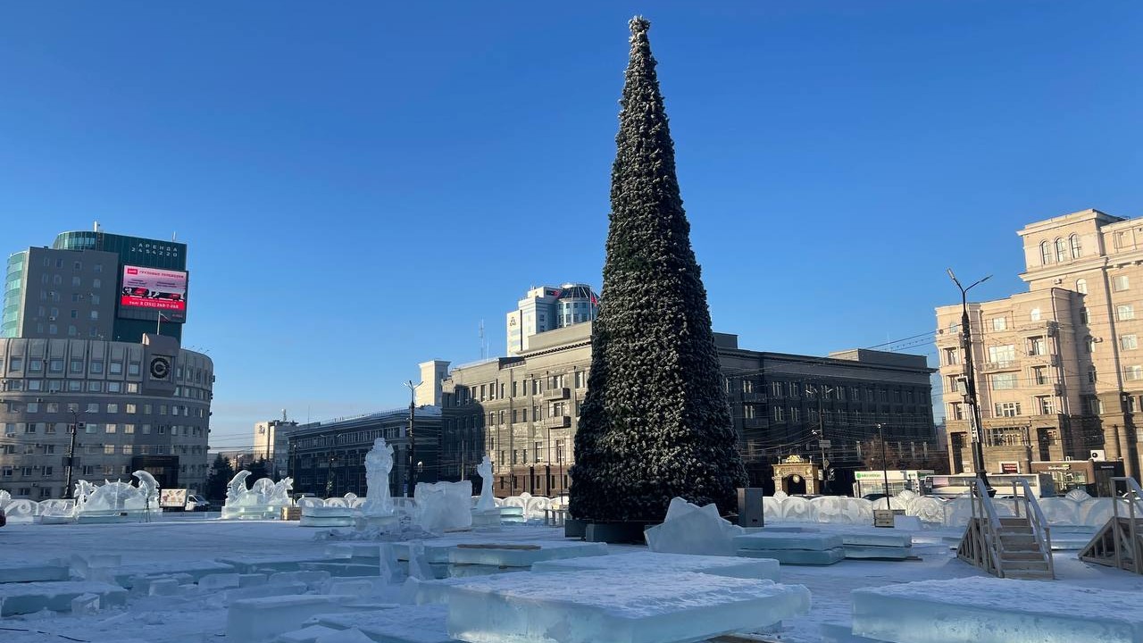 Новогоднюю елку установили на главной площади Челябинска