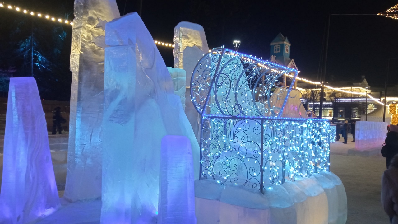 Огромный аквариум: ледовый городок открылся в центре Челябинска
