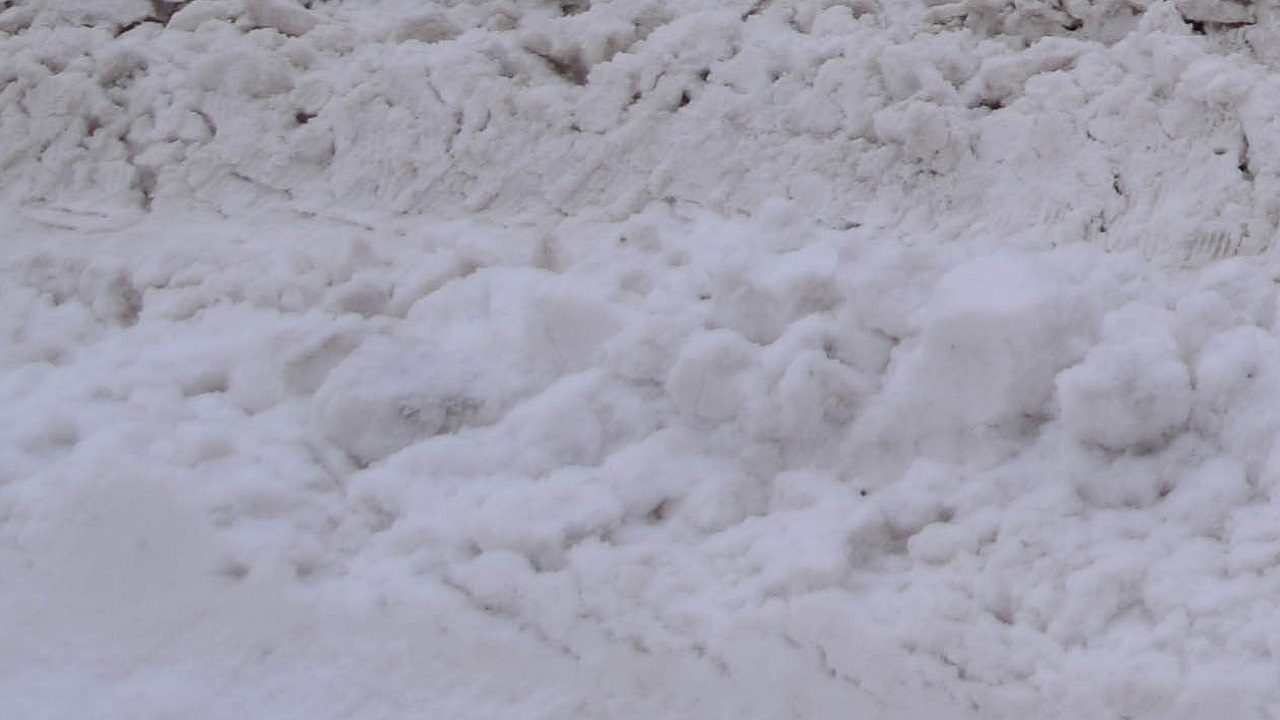 Автомобиль застрял в снегу в Челябинской области